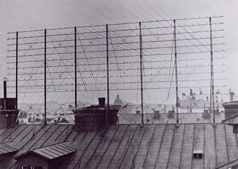Illustration for article titled Photos from the Days When Thousands of Cables Crowded the Skies